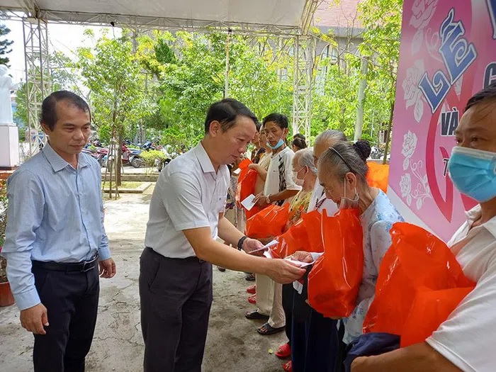 Lãnh đạo thành phố Huế trao quà cho các hộ gia đình có hoàn cảnh khó khăn. 