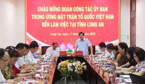 Phó Chủ tịch Ủy ban Trung ương MTTQ Việt Nam Nguyễn Hữu Dũng phát biểu tại cuộc làm việc ở tỉnh Long An