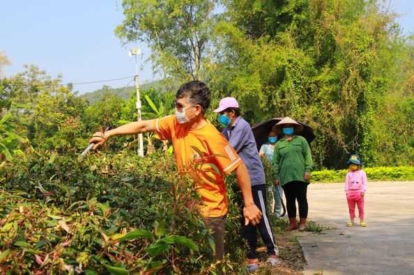 Đã thành thông lệ, hàng tháng, người dân xã Đồng Tâm (Bình Liêu) lại cùng nhau vệ sinh đường làng, ngõ xóm, chăm sóc hàng rào cây xanh. Ảnh: La Lành (CTV) 