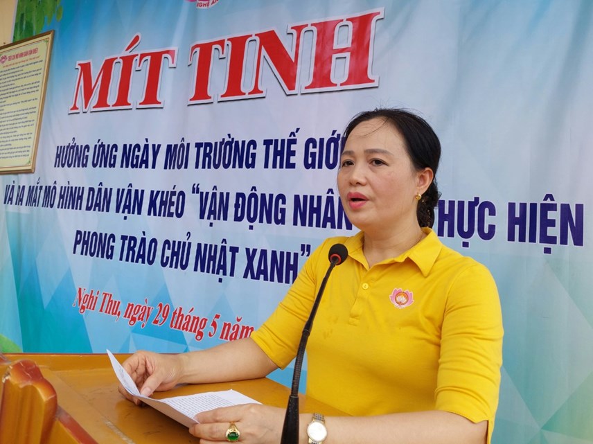 B&agrave; Nguyễn Thị Thu Hương, Ph&oacute; Chủ tịch Ủy ban MTTQ Việt Nam tỉnh Nghệ An ph&aacute;t biểu tại buổi m&iacute;t tinh Ng&agrave;y m&ocirc;i trường thế giới v&agrave; ra mặt m&ocirc; h&igrave;nh D&acirc;n vận kh&eacute;o.