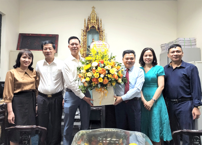 3.Đại diện cơ quan Trung ương Ủy ban Đoàn kết Công giáo Việt Nam chúc mừng Báo Người Công giáo Việt Nam.