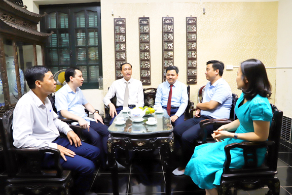 1.Phó Chủ tịch Uỷ ban Trung ương MTTQ Việt Nam Phùng Khánh Tài (thứ ba từ trái qua phải) chúc mừng Báo Người Công giáo Việt Nam.