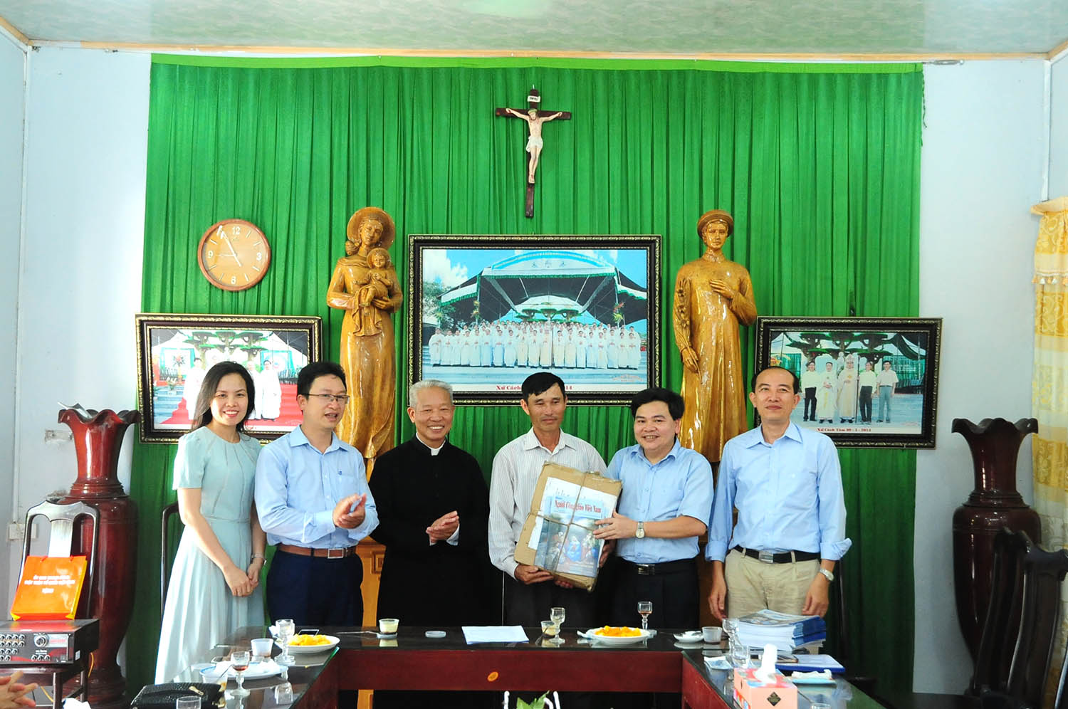 Báo người Công giáo Việt Nam thăm giáo xứ Cách Tâm, GP. Phát Diệm. Ảnh: Phạm Cường