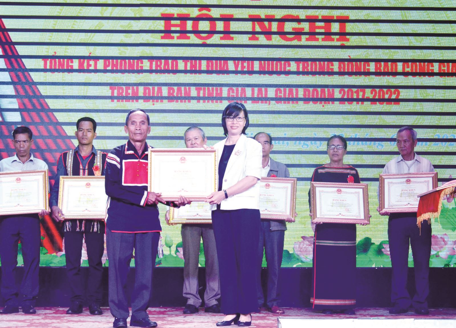 Phó Chủ tịch UBND tỉnh Nguyễn Thị Thanh Lịch trao bằng khen của Chủ tịch UBND tỉnh cho các cá nhân điển hình. Ảnh: Thanh Nhật