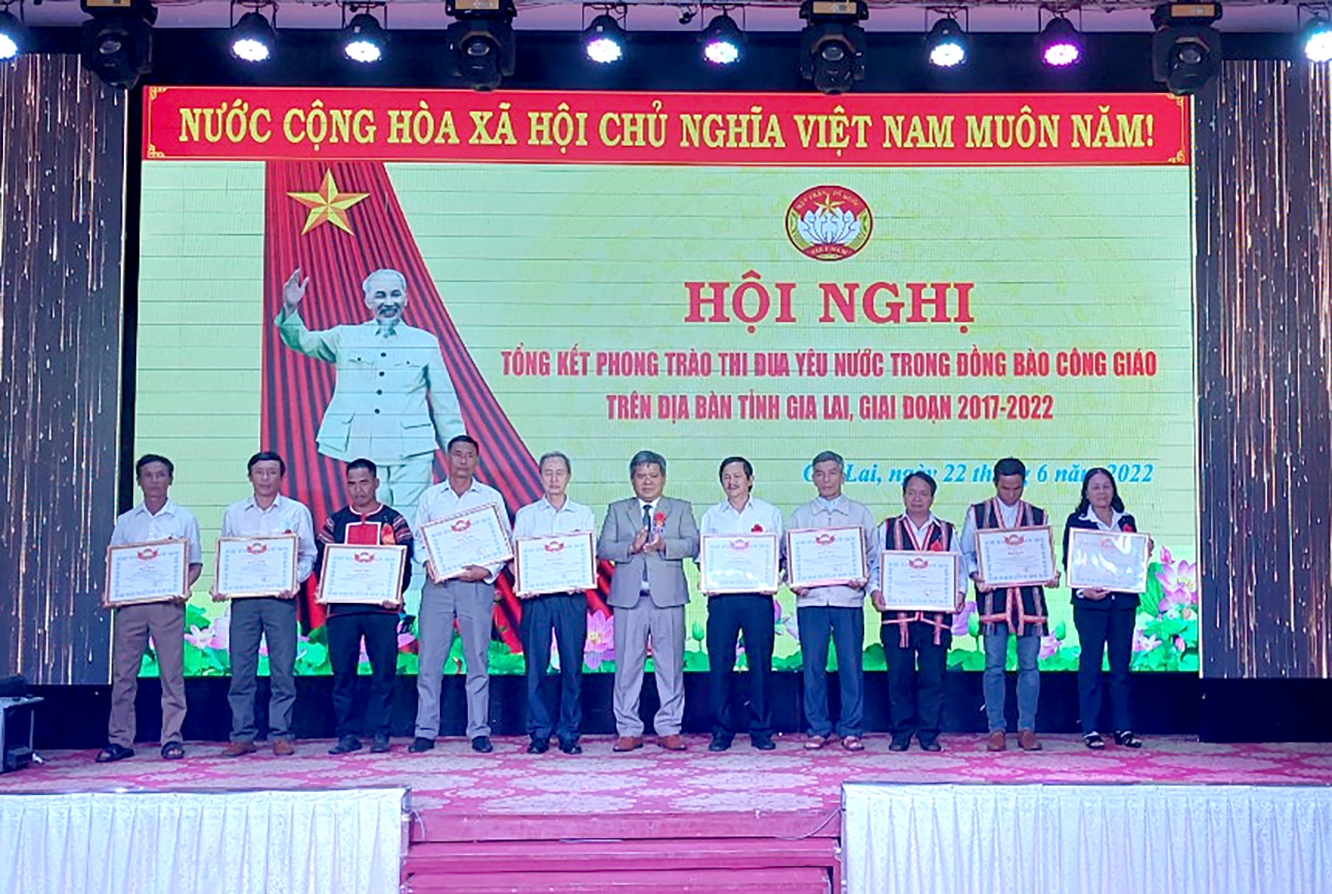 Chủ tịch UBMTTQ Việt Nam tỉnh Hồ Văn Điềm tặng Bằng khen các cá nhân có thành tích xuất sắc.