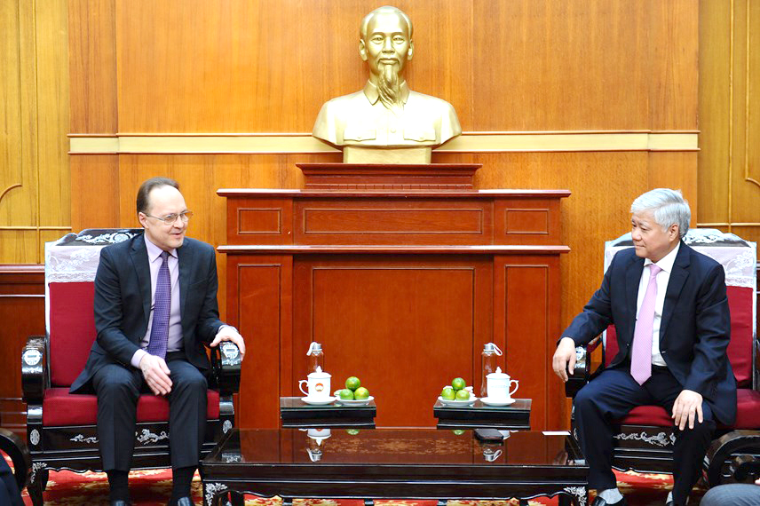 Chủ tịch Đỗ Văn Chiến và Đại sứ Đặc mệnh toàn quyền Liên bang Nga tại Việt Nam Gennady Bezdetko. Ảnh: Minh Đức