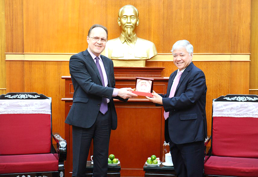 Chủ tịch Đỗ Văn Chiến tặng quà lưu niệm Đại sứ Đặc mệnh toàn quyền Liên bang Nga tại Việt Nam Gennady Bezdetko. Ảnh: Minh Đức