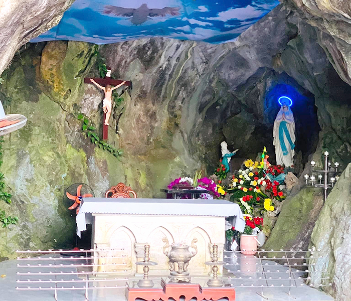 Tượng Đức Mẹ Lộ Đức bên trong hang đá lộ thiên ở Lèn đá Bảo Nham.