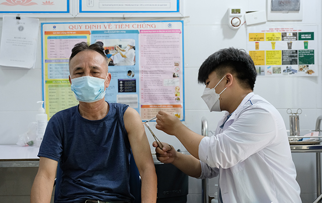 Việc tiêm các mũi vaccine nhắc lại- mũi 3 và mũi 4 là cần thiết để phòng mắc bệnh, tái mắc bệnh, giảm nguy cơ bệnh nặng, tử vong, nhất là trong bối cảnh xuất hiện các biến chủng mới khó lường.