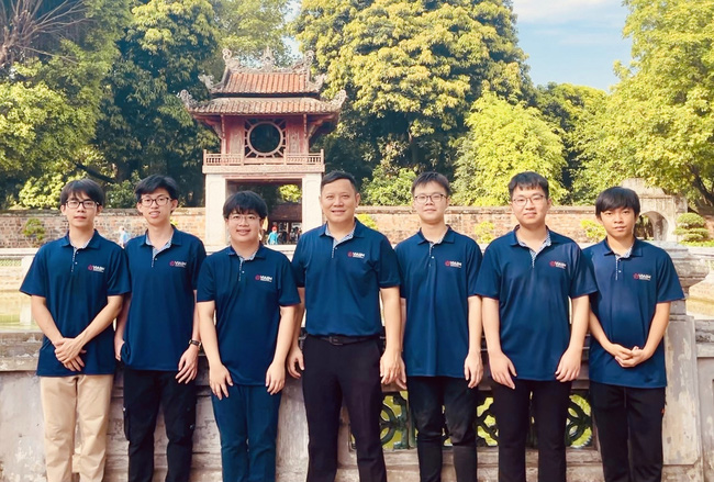 Đội tuyển Olympic Toán học Việt Nam năm 2022 và thầy giáo Lê Anh Vinh, Trưởng đoàn chụp ảnh trước khi lên đường dự thi.