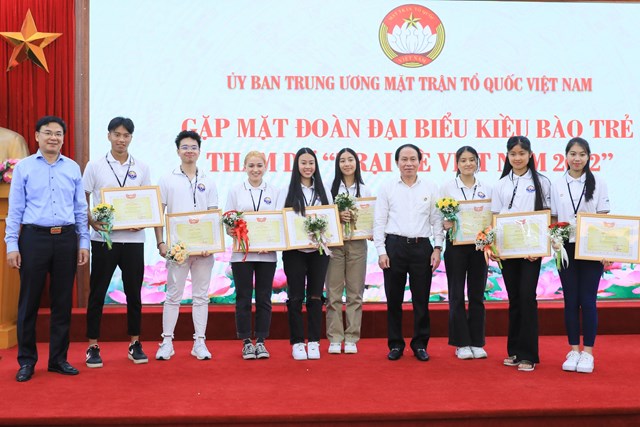 Phó Chủ tịch - Tổng Thư ký Lê Tiến Châu trao bằng khen cho các học sinh, sinh viên có thành tích xuất sắc.