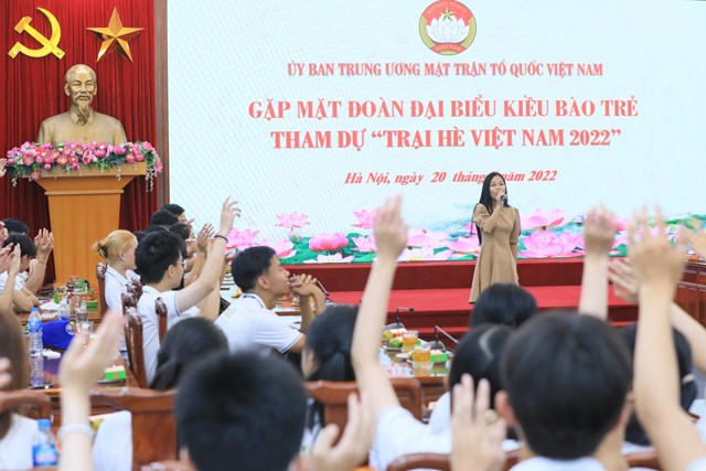 Các thanh niên sinh viên kiều bào tham gia một tiết mục văn nghệ.