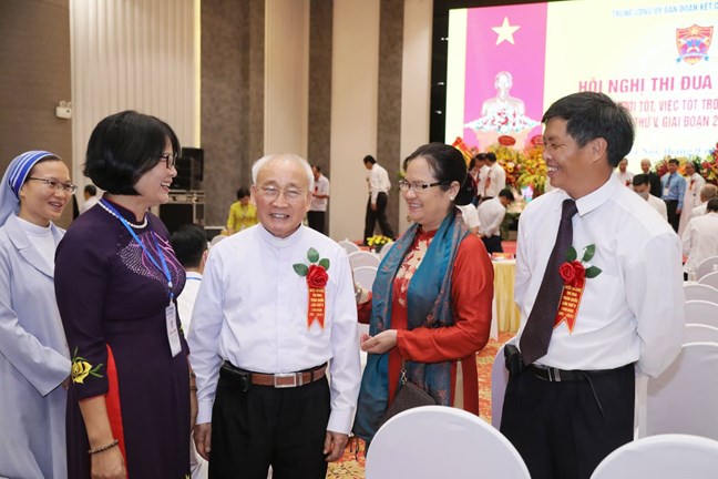  Các đại biểu trao đổi tại Hội nghị thi đua toàn quốc Biểu dương người tốt, việc tốt trong đồng bào Công giáo lần thứ 5, giai đoạn 2015 - 2020 do Trung ương Ủy ban Đoàn kết Công giáo Việt Nam tổ chức,
