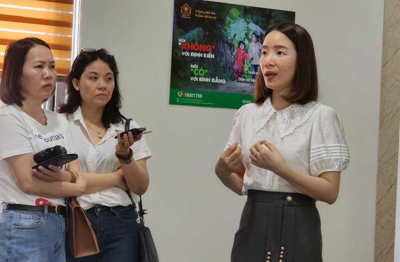 Chuyên viên thuộc Ngôi nhà Ánh Dương tại Quảng Ninh (bên phải) chia sẻ với về hoạt động hỗ trợ nạn nhân bị bạo lực giới.