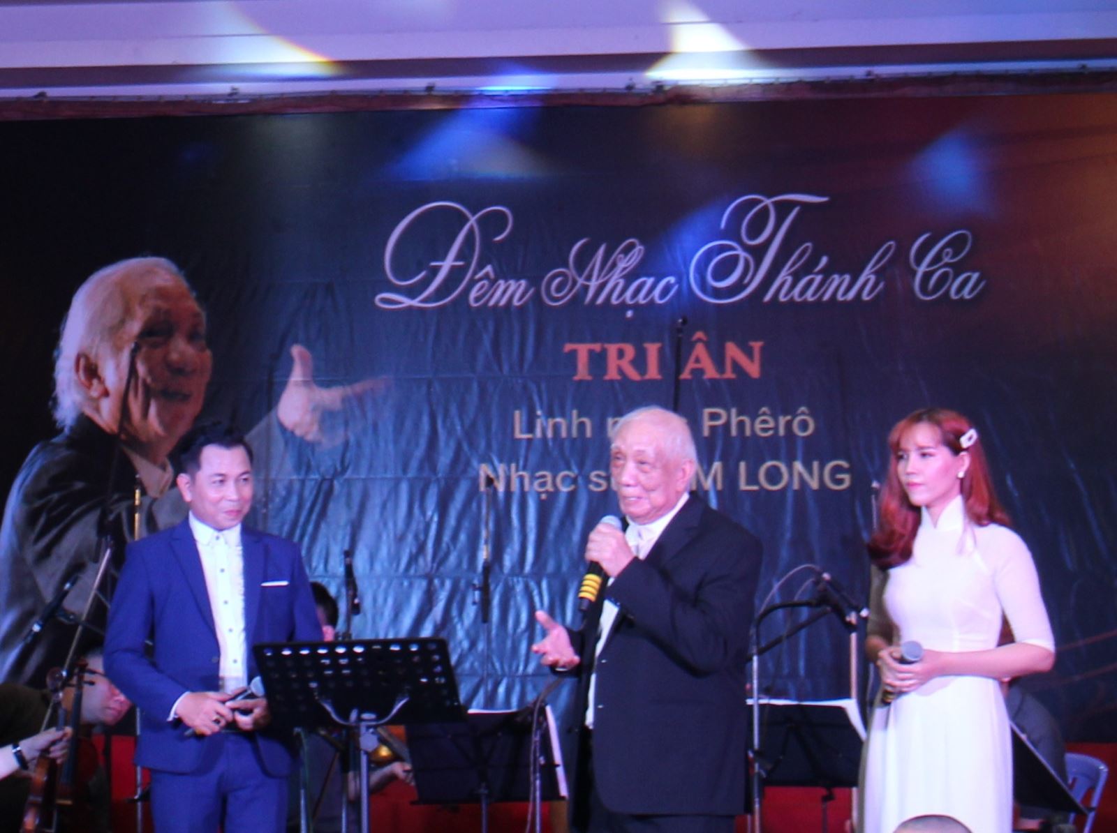 Cha Phêrô Kim Long cùng hát với ca sĩ Thanh Sử và Hoàng Kim bài “Chúa không lầm” 