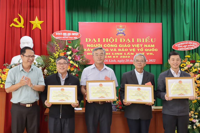 Lãnh đạo huyện Di Linh tặng giấy khen cho các tập thể người Công giáo có nhiều đóng góp trong việc xây dựng và phát triển địa phương.