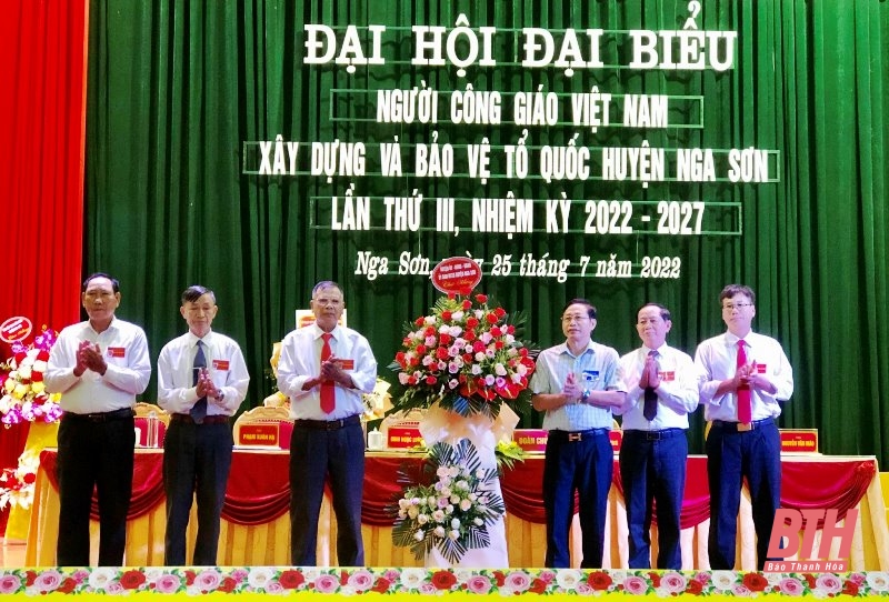 Lãnh đạo huyện Nga Sơn tặng hoa chúc mừng Đại hội.