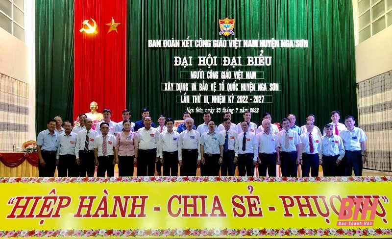 Các đại biểu chụp ảnh lưu niệm với Ban Đoàn kết Công giáo huyện Nga Sơn nhiệm kỳ 2022-2027.