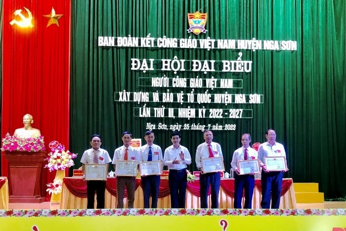 Lãnh đạo huyện Nga Sơn tặng Giấy khen các tập thể có thành tích xuất sắc trong phong trào thi đua yêu nước trong đồng bào Công giáo giai đoạn 2017-2022.
