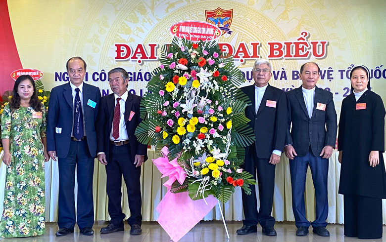 Ông Trương Đình Căn - Phó Chủ tịch Ủy ban Đoàn kết Công giáo Việt Nam tỉnh Lâm Đồng tặng hoa chúc mừng đại hội
