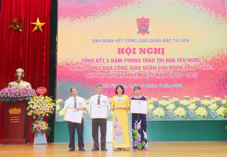 Nhiều tập thể, cá nhân đã được nhận Bằng khen của Ủy ban MTTQ Việt Nam TP Hà Nội.