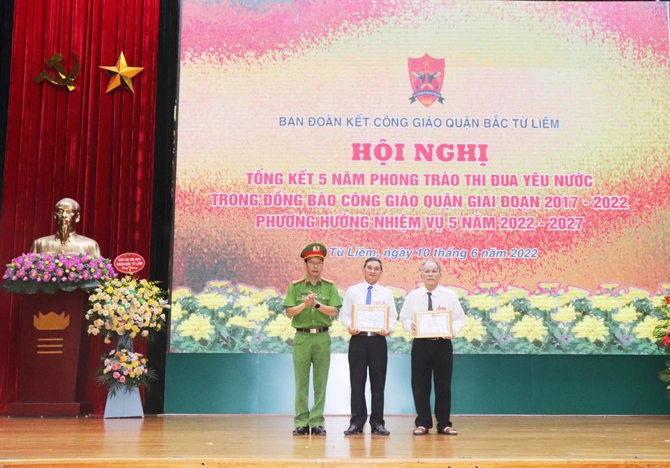 Công an TP Hà Nội trao Giấy khen cho 2 cá nhân có thành tích xuất sắc trong phong trào thi đua 5 năm qua