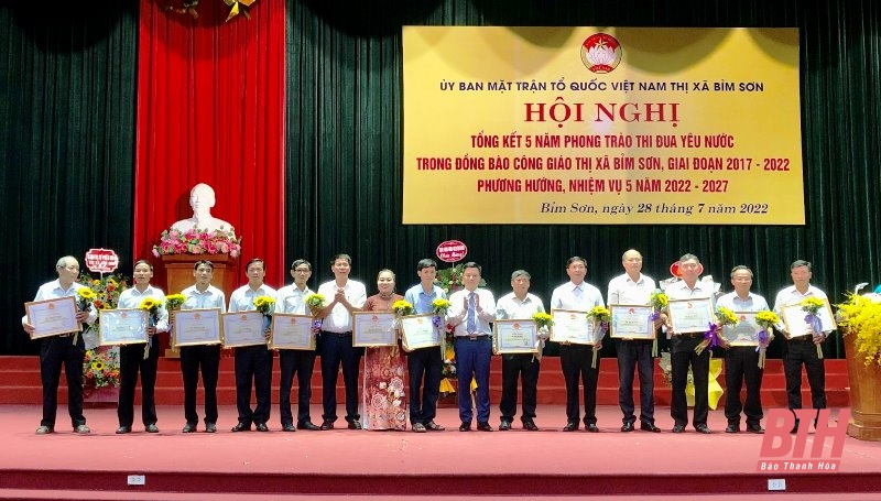 Lãnh đạo thị xã Bỉm Sơn tặng Giấy khen của Chủ tịch UBND thị xã Bỉm Sơn cho các cá nhân có thành tích xuất sắc trong phong trào thi đua yêu nước sống “Tốt đời, đẹp đạo”, góp phần xây dựng và bảo vệ Tổ quốc, giai đoạn 2017-2022.