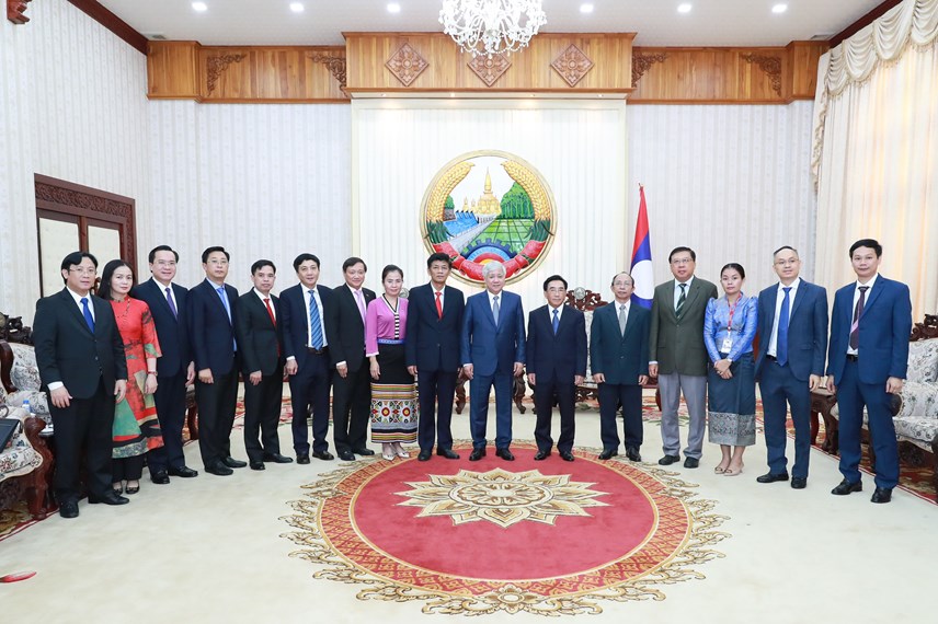 Thủ tướng nước CHDCND Lào Phankham Viphavanh và Bí thư Trung ương Đảng, Chủ tịch UBTƯ MTTQ Việt Nam Đỗ Văn Chiến chụp ảnh lưu niệm với các đại biểu.