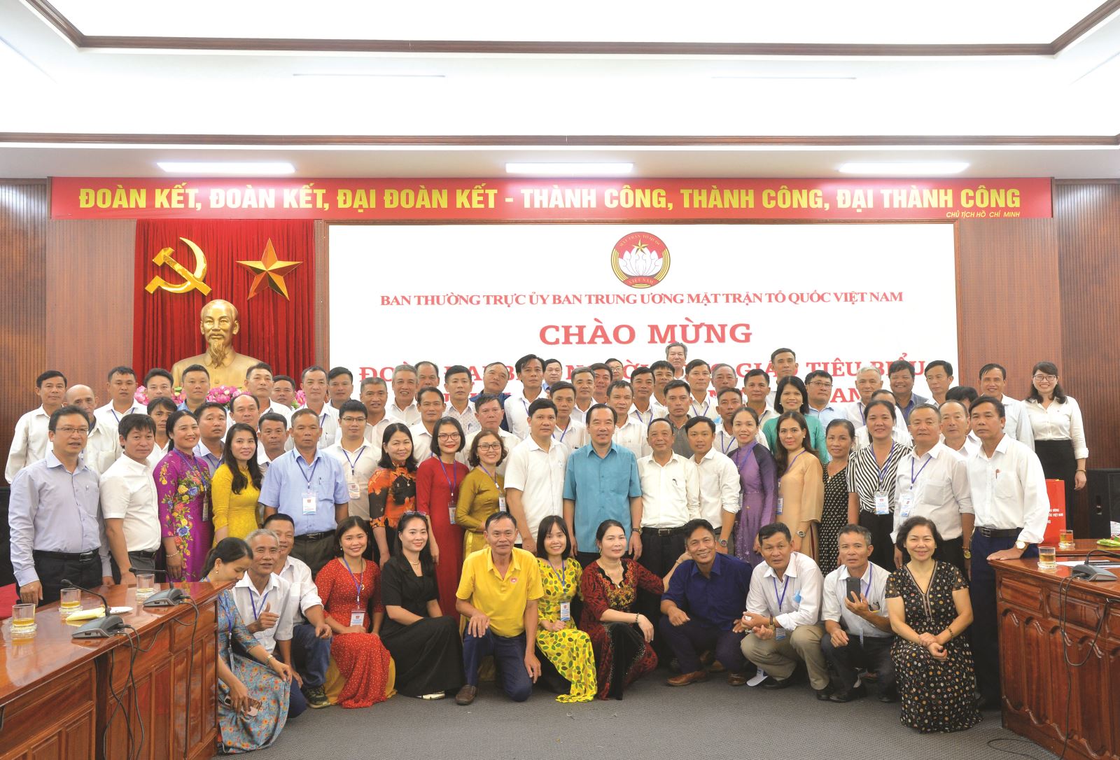 Phó Chủ tịch UBTƯ MTTQ Việt Nam Ngô Sách Thực chụp ảnh lưu niệm với đoàn đại biểu người Công giáo tiêu biểu huyện Yên Thành, tỉnh Nghệ An.