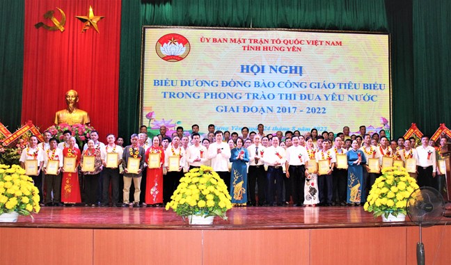 Các vị lãnh đạo Ủy ban Đoàn kết Công giáo Việt Nam, Lãnh đạo tỉnh, lãnh đạo Ủy ban MTTQ tỉnh chụp ảnh lưu niệm với 86 đồng bào Công giáo tiêu biểu. 