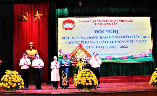 Phó Chủ tịch Ủy ban Trung ương MTTQ Việt Nam Ngô Sách Thực tặng hoa chúc mừng Hội nghị 