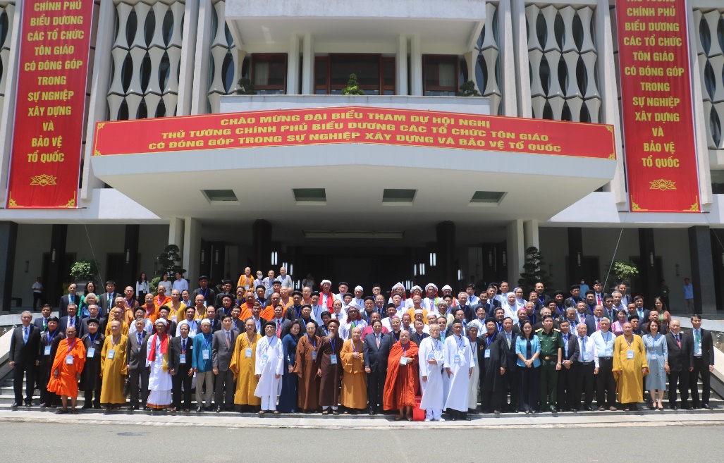 Thủ tướng Chính phủ Phạm Minh Chính chụp ảnh cùng đại biểu các tôn giáo tại Dinh Độc Lập