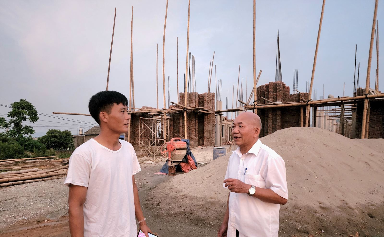 Ông Đồng Quang Nghị (bên phải)- Ủy viên Ban Thường trực Ủy ban ĐKCG tỉnh Thái Nguyên và Trưởng ban Hành giáo giáo họ Yên Sơn tại Dự án xây dựng nhà thờ giáo họ Yên Sơn. 