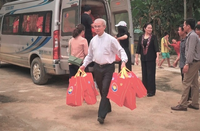 Linh mục Giuse Trần Xuân Mạnh trong lần đi thăm hỏi hỗ trợ người dân bị lũ lụt.