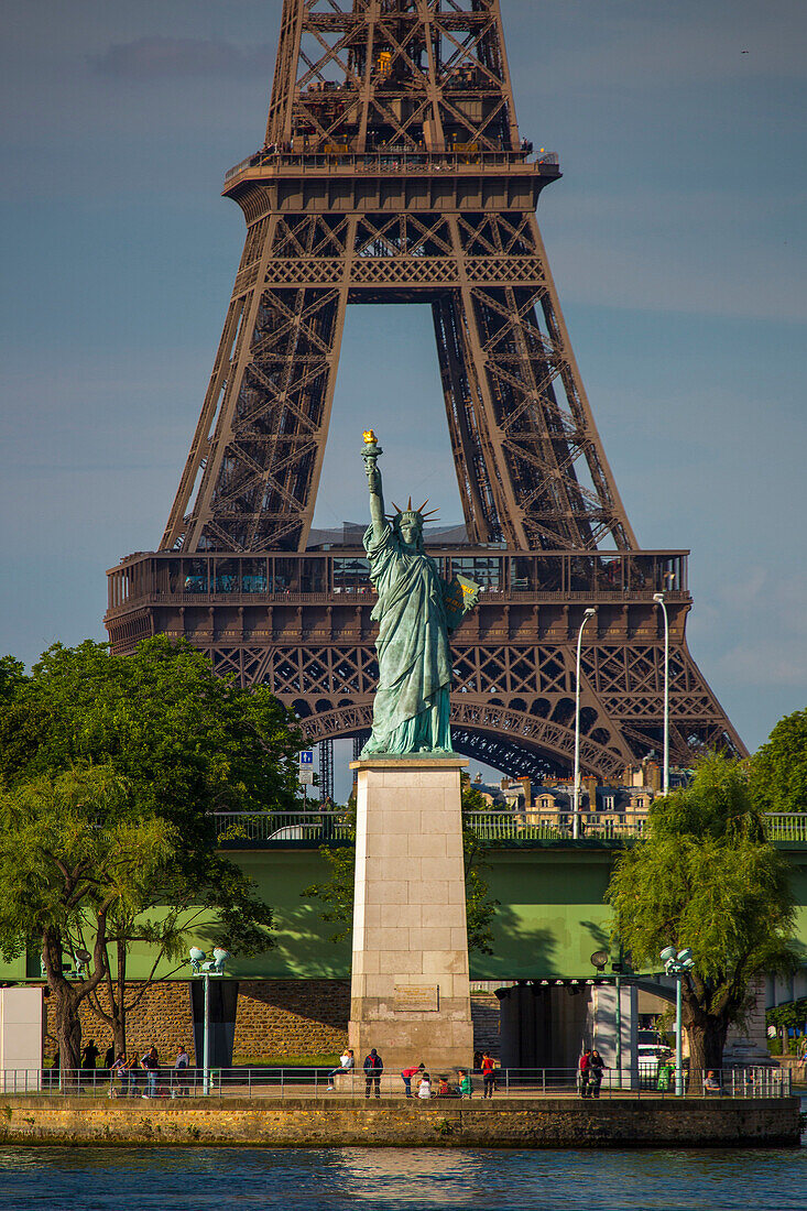 Tượng Nữ thần Tự do tại Paris, Pháp. 