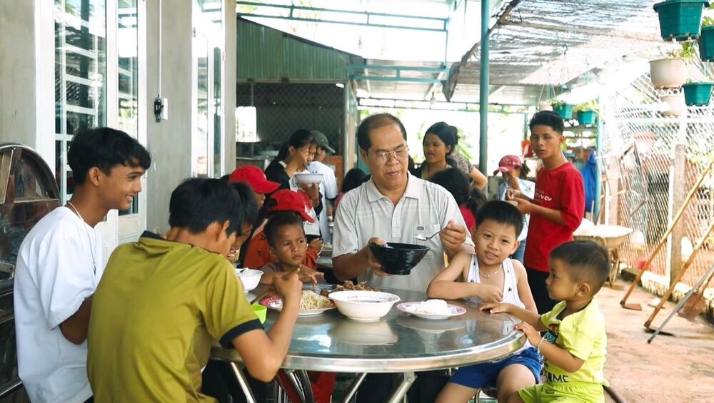 Thầy Đaminh Đinh Minh Nhật, người luôn rộng vòng tay chào đón những đứa trẻ mồ côi suốt 18 năm qua.