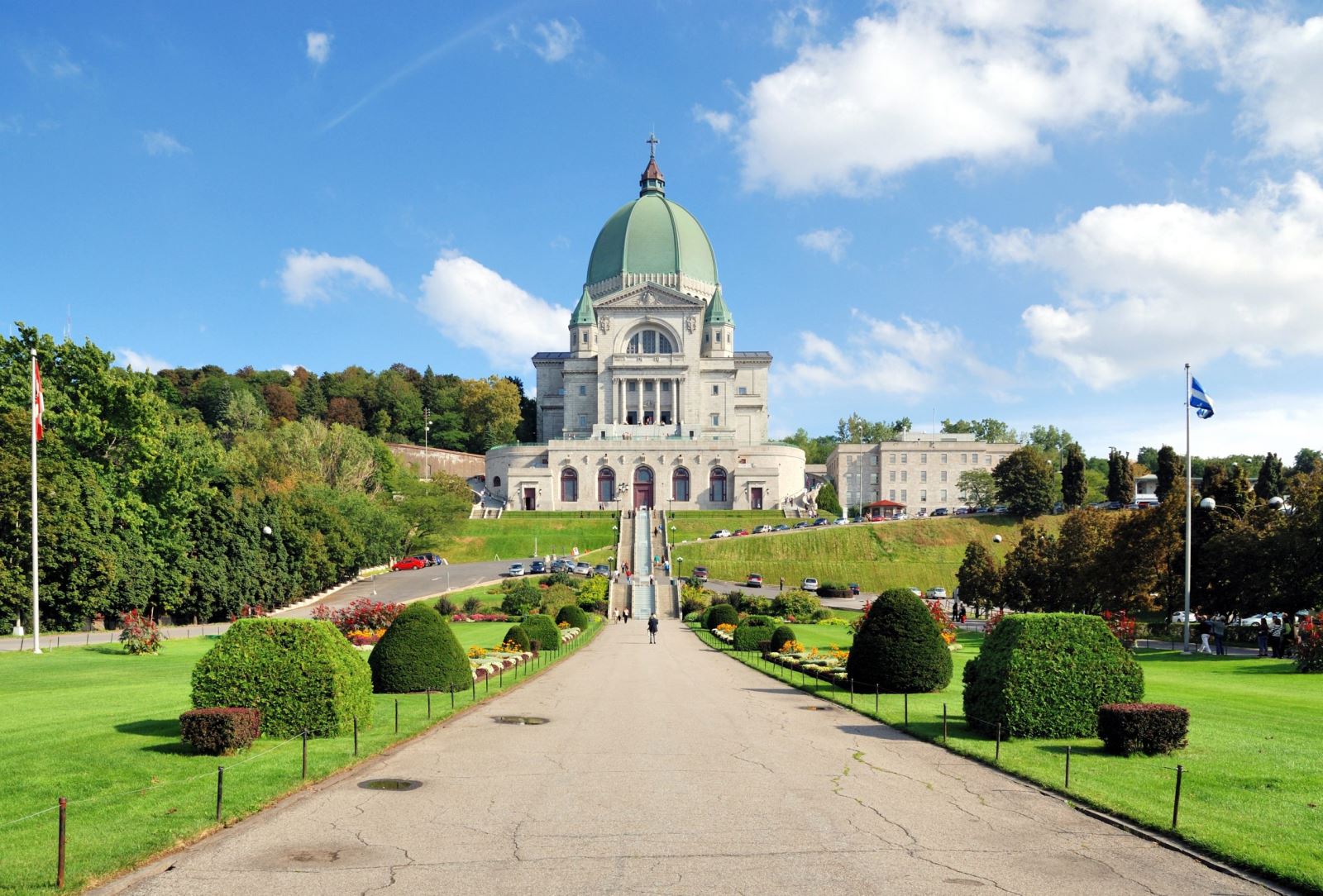 Đền Thánh Giuse Montreal – nơi chiêm ngưỡng toàn cảnh vẻ đẹp yên bình của thành phố Montreal. 