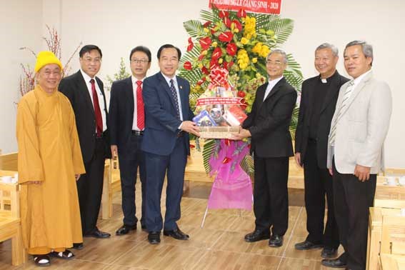  Lãnh đạo Ủy ban Trung ương MTTQ Việt Nam thăm hỏi, chúc mừng, động viên các vị chức sắc và bà con giáo dân tỉnh Lâm Đồng vào những dịp lễ trọng