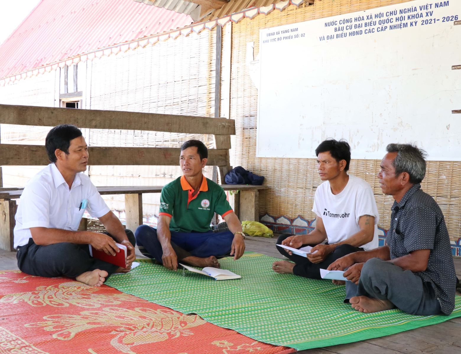 Chi bộ làng (thôn) Vơn, xã Yang Nam, huyện Kong Chro, tỉnh Gia Lai hội ý để triển khai công tác giảm nghèo cho bà con trong vùng