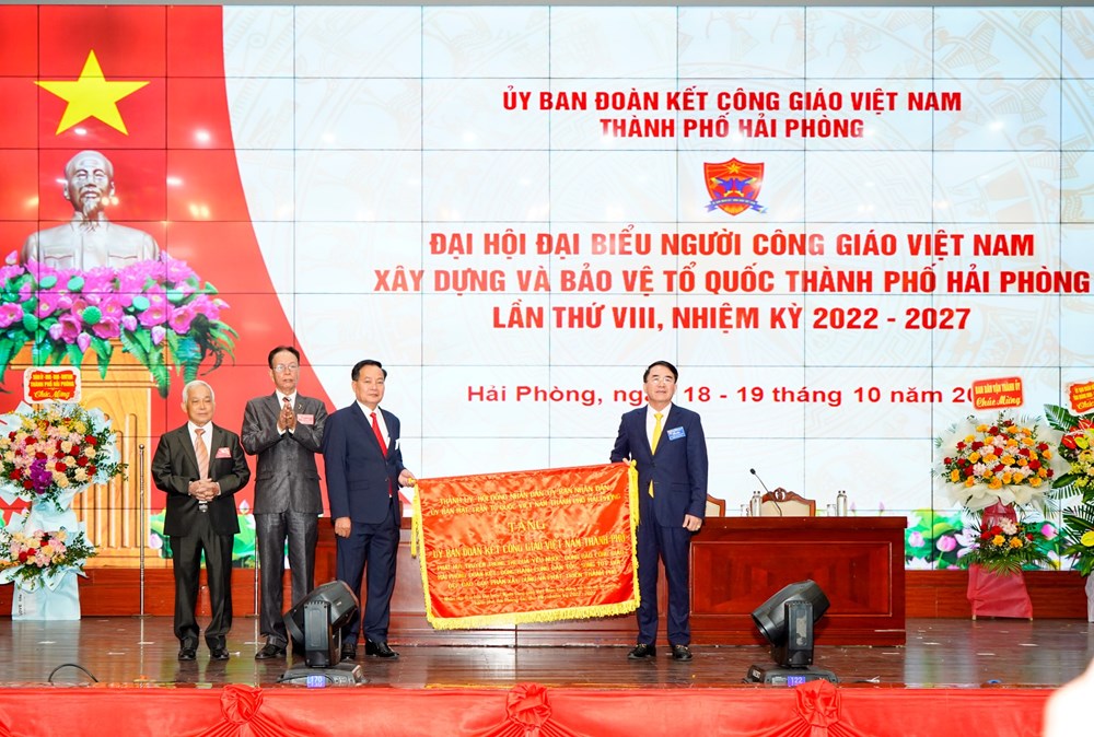Thành ủy, HĐND, UBND, Ủy ban MTTQ Việt Nam thành phố trao tặng Ủy ban Đoàn kết Công giáo Việt Nam thành phố Bức trướng.