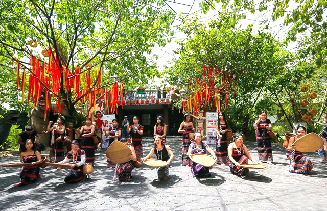 Tại Khu du lịch Công viên Suối khoáng nóng Núi Thần Tài (đóng tại huyện Hòa Vang) lâu nay đã quảng bá văn hóa của đồng bào Cơ Tu, 