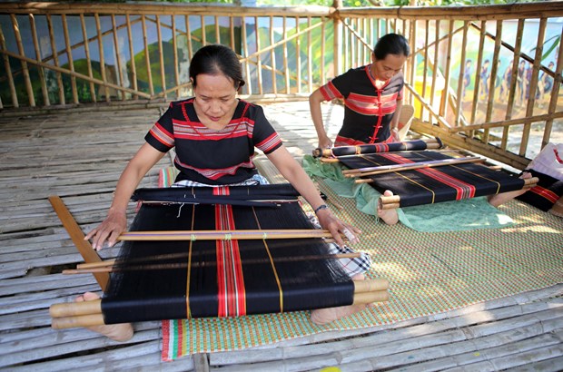 Người Cơ Tu ở xã Hòa Bắc, huyện Hòa Vang (Đà Nẵng) vẫn giữ được nghề dệt thổ cẩm truyền thống. Ảnh: Trần Lê Lâm 
