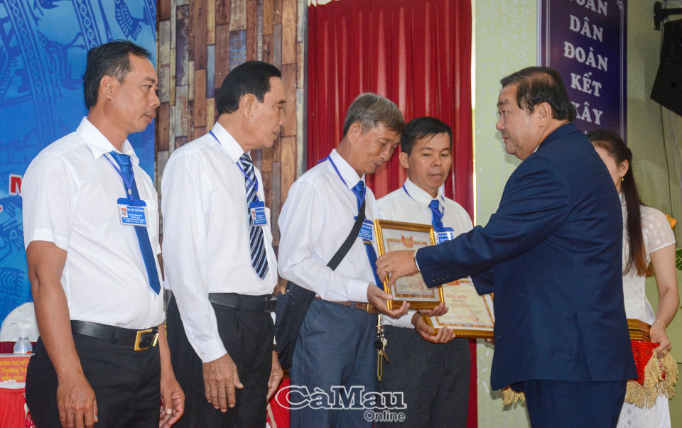 Chủ tịch Ủy ban MTTQ Việt Nam tỉnh Trần Văn Hiện trao bằng khen của Ủy ban MTTQ Việt Nam tỉnh cho 5 tập thể.