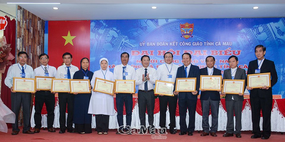 Phó chủ tịch HĐND tỉnh Dương Huỳnh Khải trao bằng khen của Chủ tịch UBND tỉnh tặng 11 cá nhân.