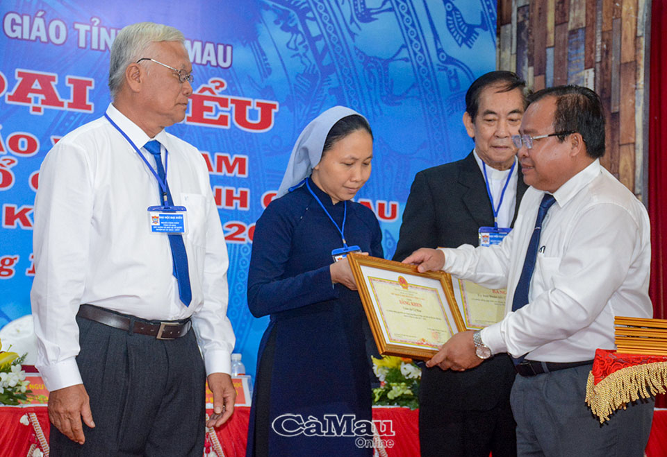 Phó chủ tịch UBND tỉnh Nguyễn Minh Luân trao bằng khen của Chủ tịch UBND tỉnh tặng 7 tập thể.
