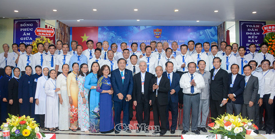 Các vị lãnh đạo chụp ảnh lưu niệm cùng 89 vị ủy viên Ủy ban Đoàn kết Công giáo tỉnh nhiệm kỳ 2022-2027.