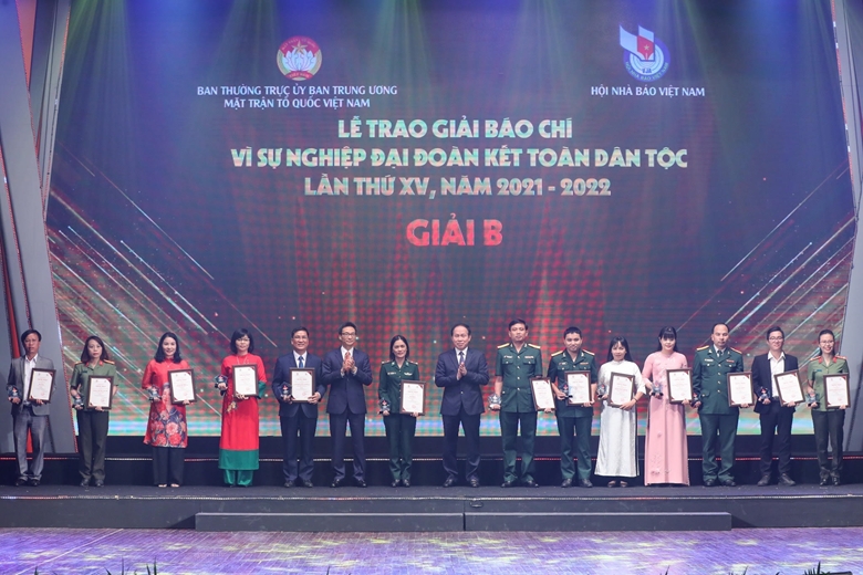 Phó Thủ tướng Chính phủ Vũ Đức Đam và Phó Chủ tịch - Tổng Thư ký UBTƯ MTTQ Việt Nam Lê Tiến Châu trao giải B cho các tác giả.