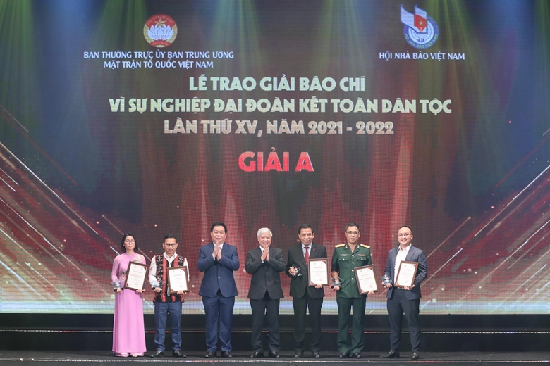 Trưởng Ban Tuyên giáo Trung ương Nguyễn Trọng Nghĩa và Chủ tịch UBTƯ MTTQ Việt Nam Đỗ Văn Chiến trao giải A cho các tác giả.