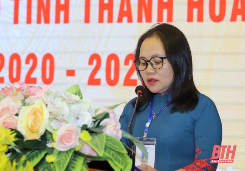 Bà Nguyễn Thị Tú, giáo dân xã Công Chính (Nông Cống) tham luận tại hội nghị.
