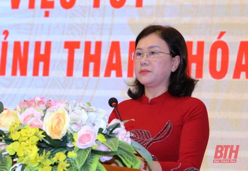 Phó Chủ tịch Ủy ban MTTQ tỉnh Lê Thị Huyền trình bày báo cáo tại hội nghị